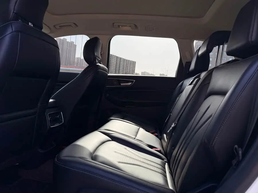 2021 Ford Edge PLUS EcoBoost 245 Two-Wheel Drive Luxury Version 7-Seater