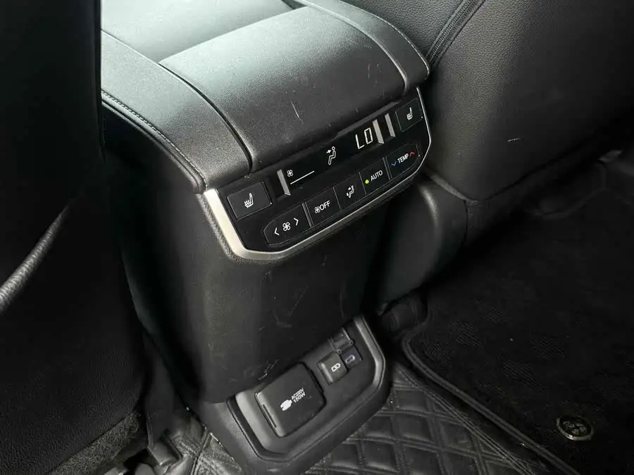 هايلاندر 2022 هايبرد 2.5 لتر دفع رباعي فئة عليا 7 مقاعد