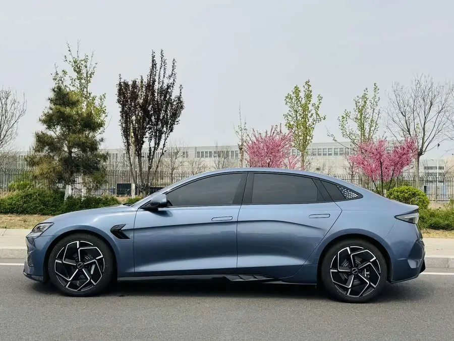 ختم 2022 طراز 700 كم النسخة طويلة المدى بالدفع الخلفي