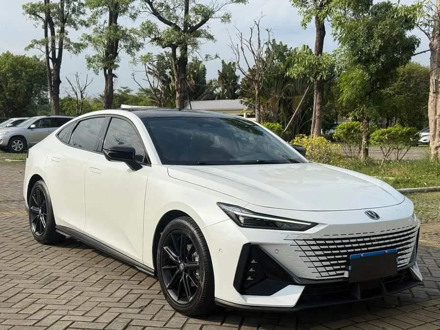 Changan UNI-V 2022 1.5T Smart Navigation Edition