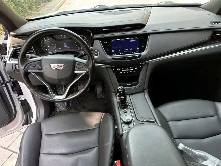 كاديلاك XT6 2021 28T فاخرة 7 مقاعد دفع رباعي