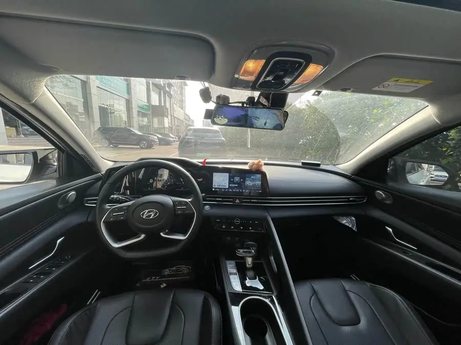 Elantra 2022 1.5L CVT LUX Premium Edition