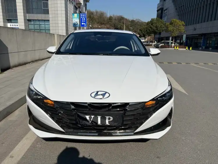 Elantra 2022 1.5L CVT LUX Premium Edition