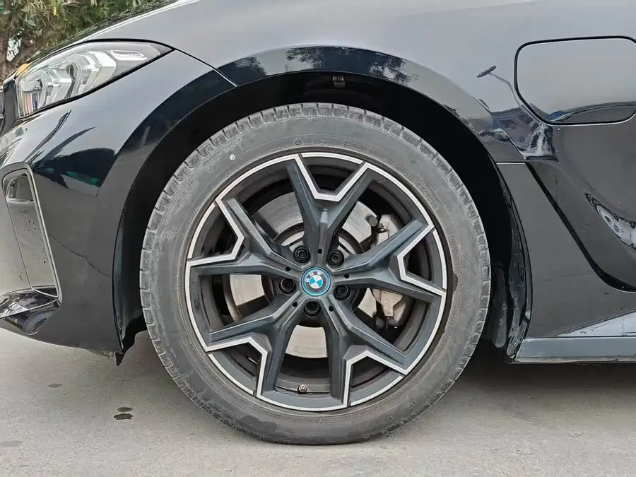 بي إم دبليو i3 2023 طراز eDrive 40 L حزمة رياضية ليلية