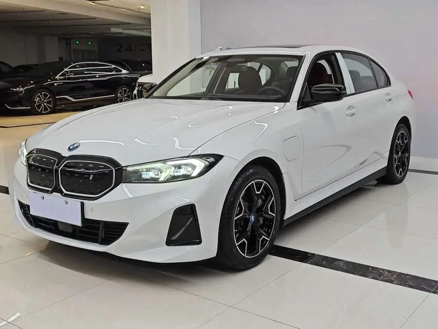 بي إم دبليو i3 2023 eDrive 40 L مجموعة الليل