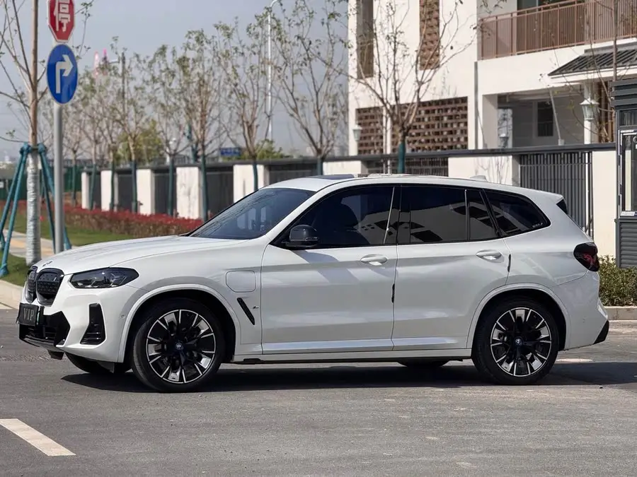 BMW iX3 2023 Leading Edition