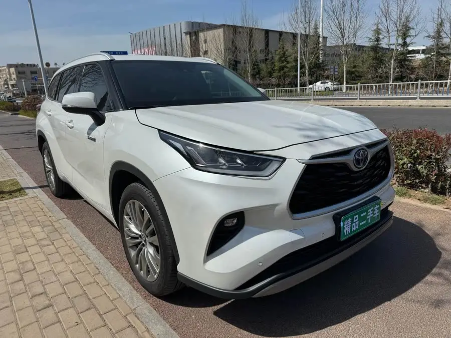 هايلاندر 2022 هايبرد 2.5 لتر دفع رباعي نسخة متميزة 7 مقاعد