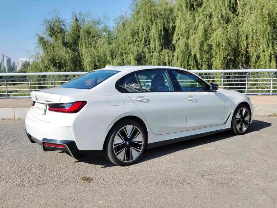 بي إم دبليو i3 2024 eDrive 40 L حزمة الرياضة السوداء