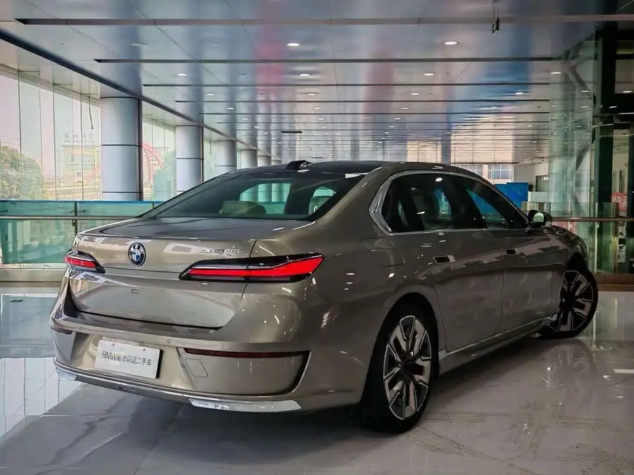 BMW i7 2023 xDrive60L Luxury Package