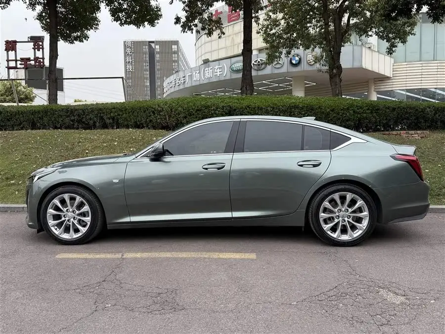 كاديلاك CT5 2022 28T الفاخرة (النسخة القياسية)