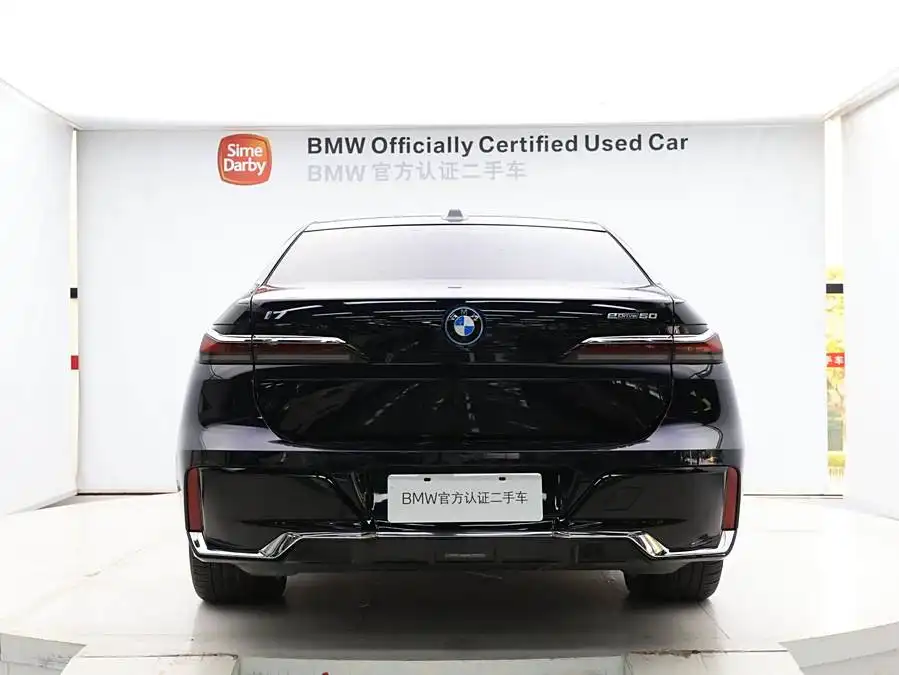 بي إم دبليو i7 2023 eDrive50L باقة M الرياضية الرائدة