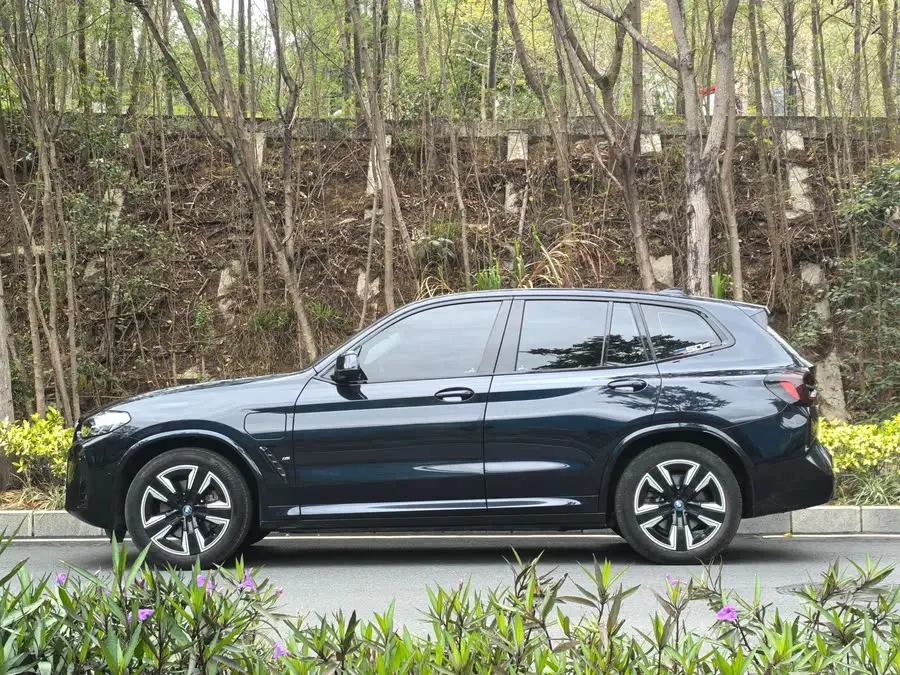 BMW iX3 2023 Leading Edition