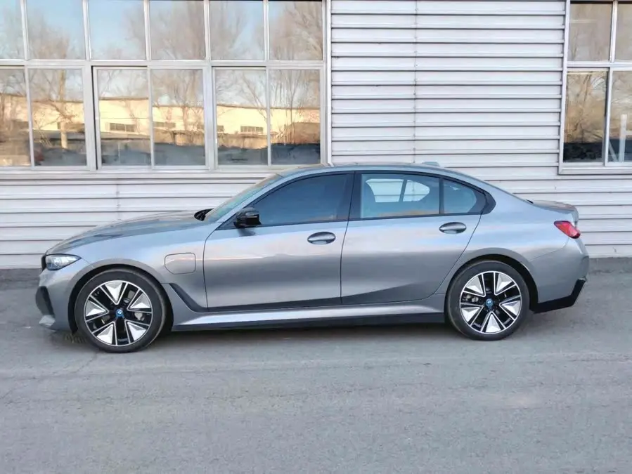 بي إم دبليو i3 2024 eDrive 40 L حزمة الرياضة الليلية