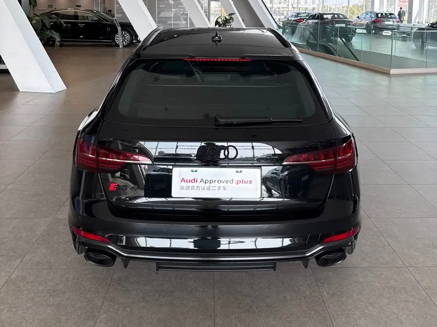 أودي RS 4 ٢٠٢٣ RS4 أفانت إصدار الذهب الداكن