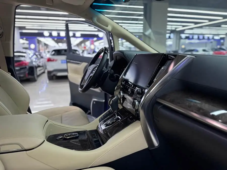 ألفارد 2023 بمحرك مزدوج 2.5 لتر إصدار الذهبي المميز