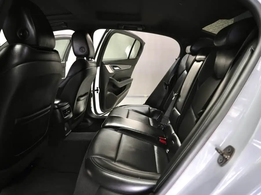 كاديلاك CT5 2021 طراز مجدد 28T فاخرة