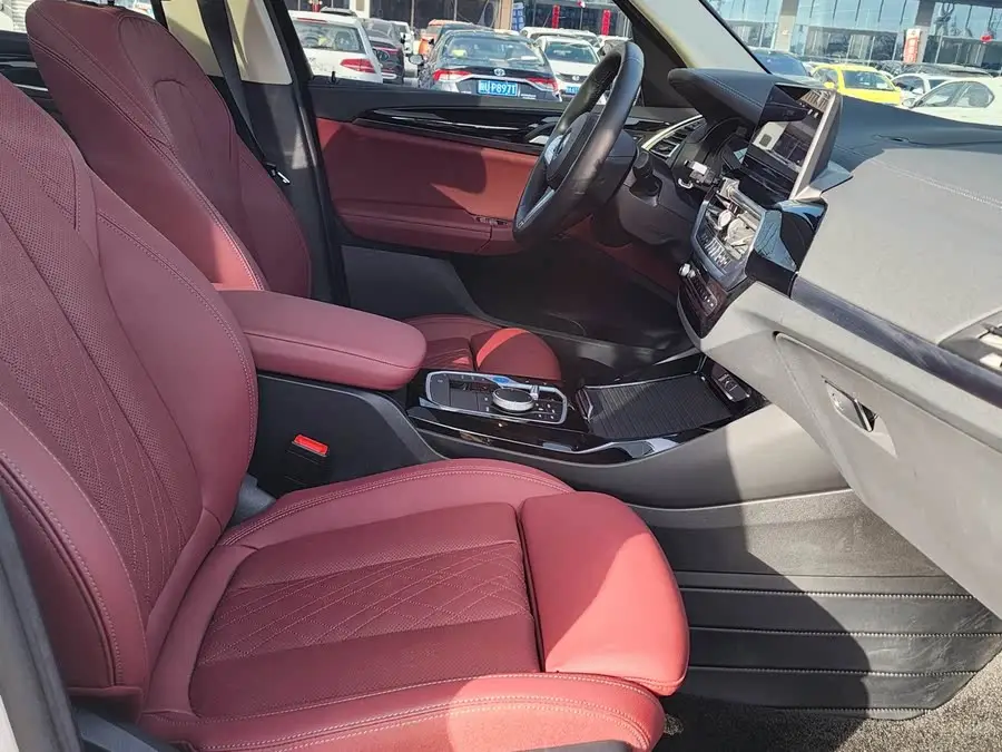 بي إم دبليو iX3 2024 طراز رائد