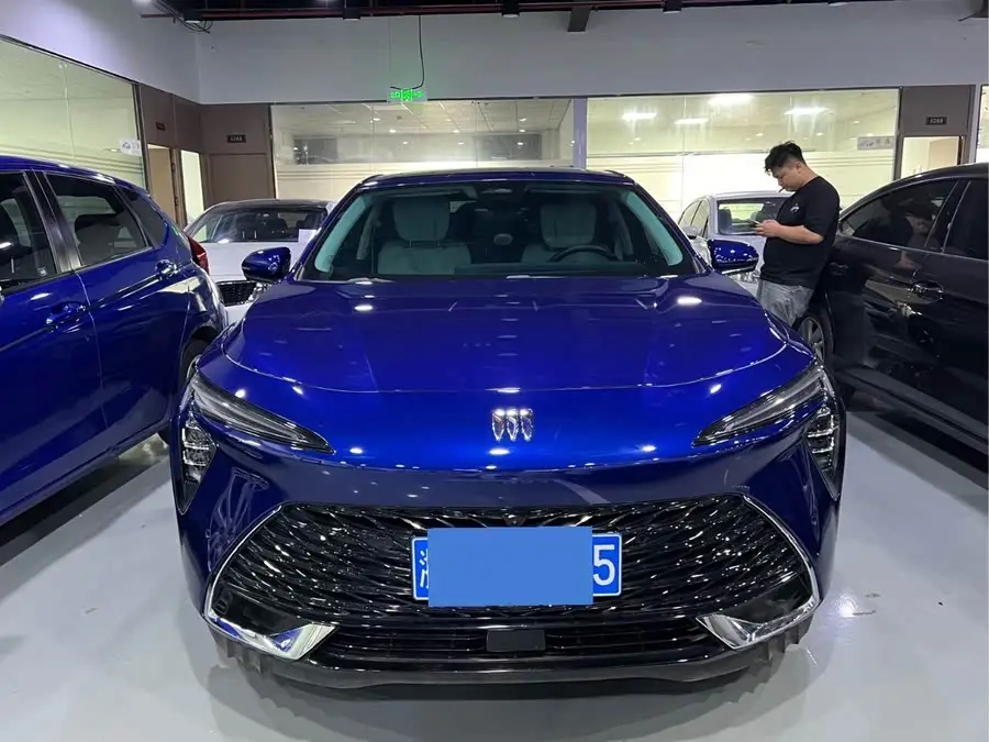 بوكيك لاكروس 2023 أفينير