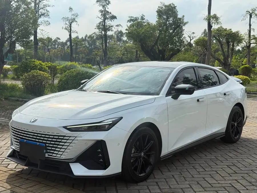 Changan UNI-V 2022 1.5T Smart Navigation Edition