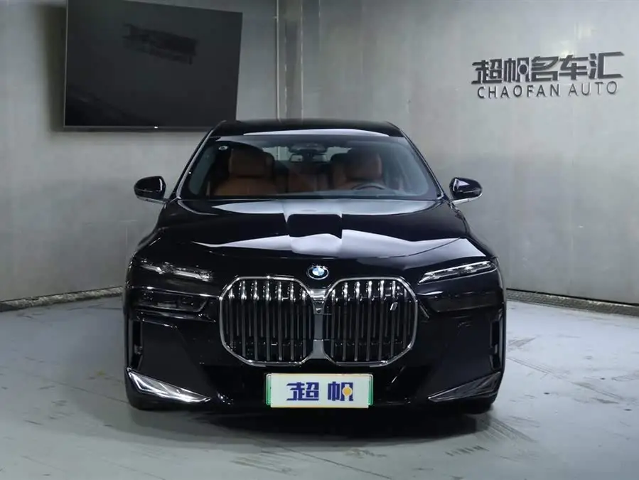 بي إم دبليو i7 2023 eDrive50L باقة M الرياضية الفاخرة