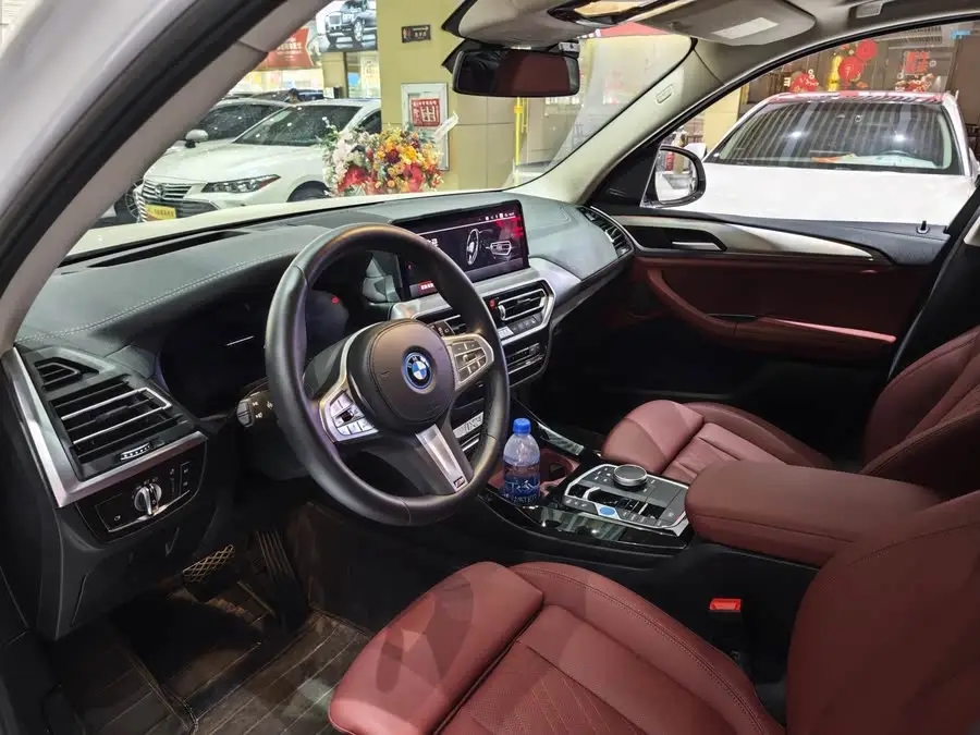 بي إم دبليو iX3 طراز 2023 إصدار القيادة