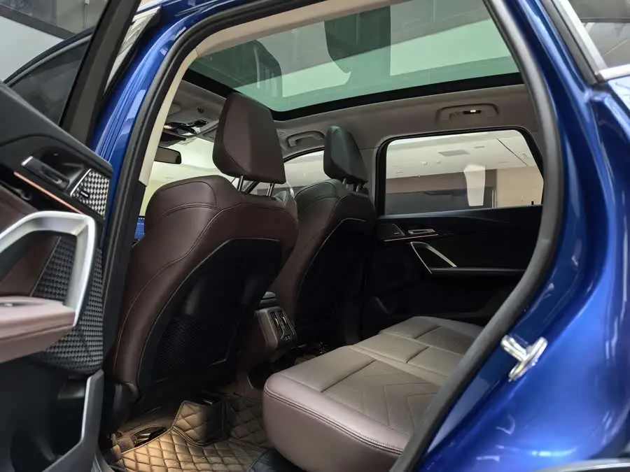 بي إم دبليو X1 2023 xDrive25Li حزمة تصميم X