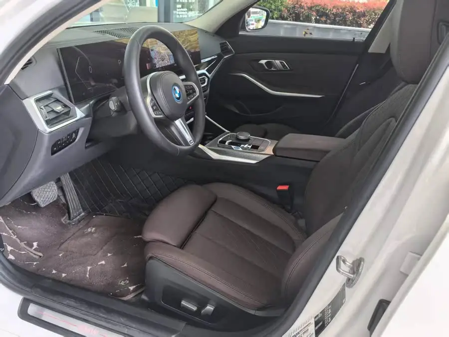 بي إم دبليو i3 2023 eDrive 40 L إصدار ليلي