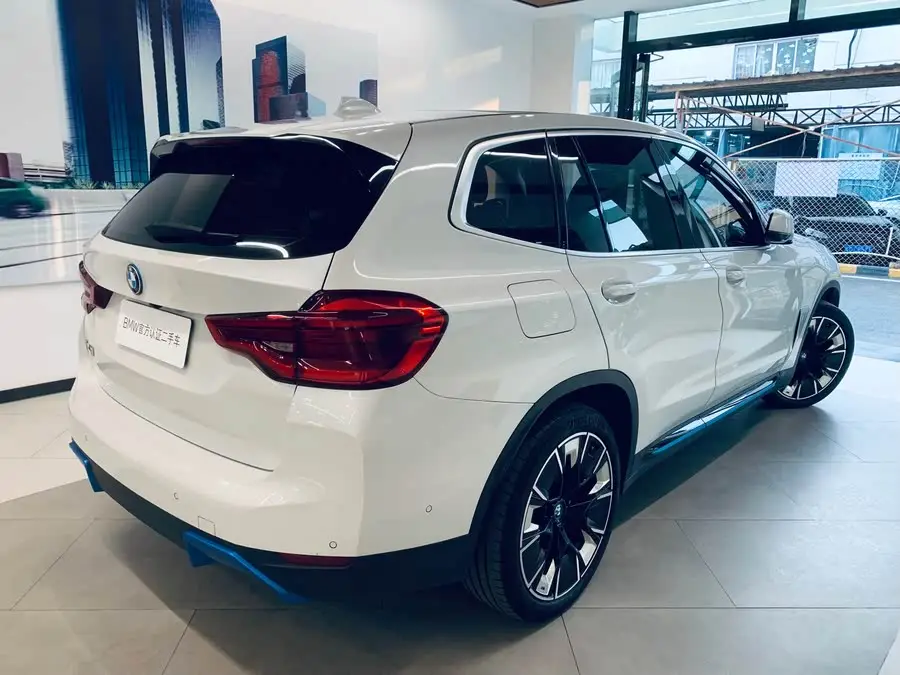 بي إم دبليو iX3 2021 الطراز الرائد