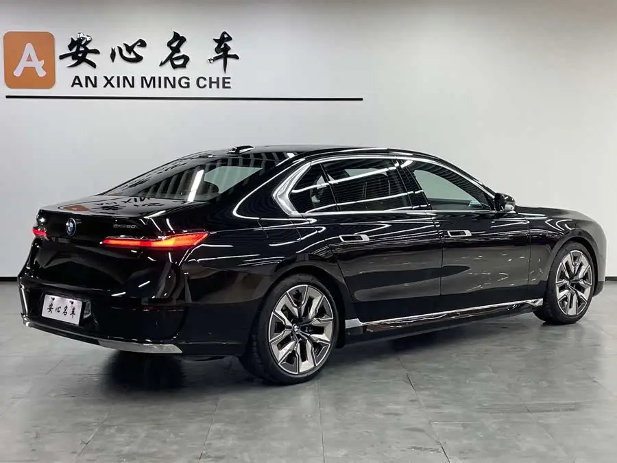 بي إم دبليو i7 2023 eDrive50L باقة فاخرة