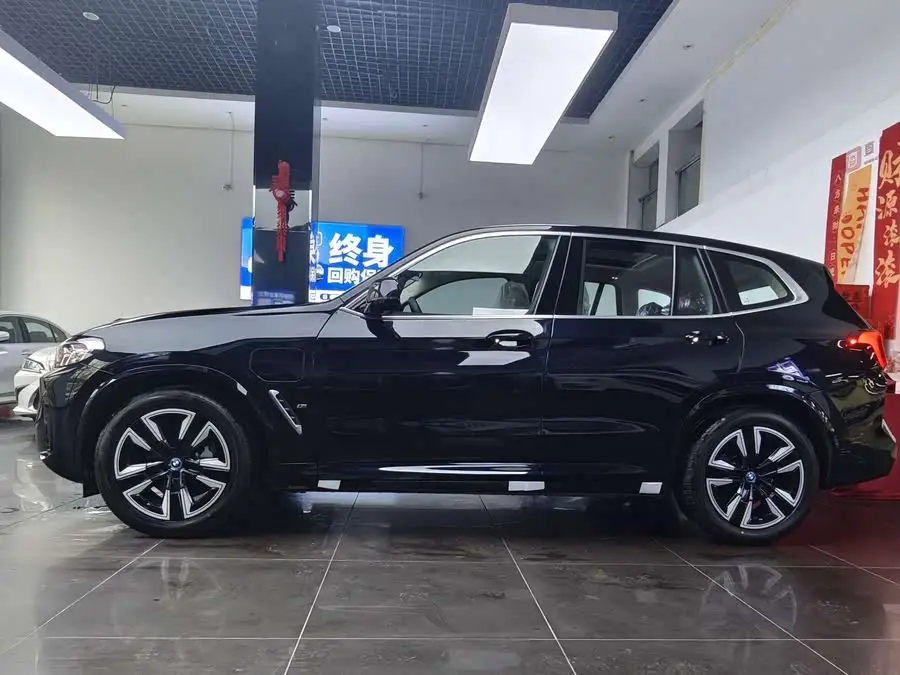 بي إم دبليو iX3 2024 الطراز الرائد