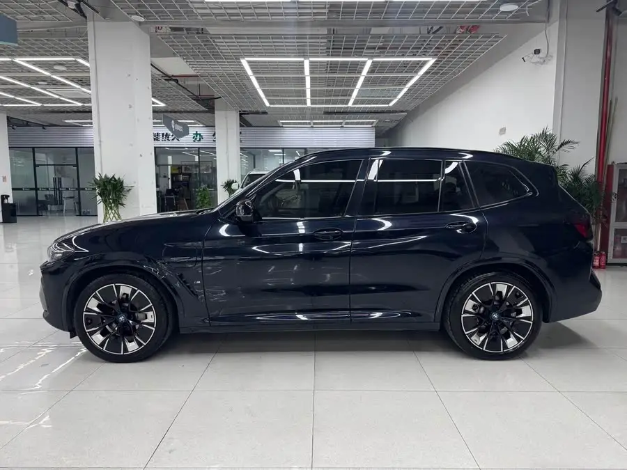 بي إم دبليو iX3 2022 الطراز الرائد