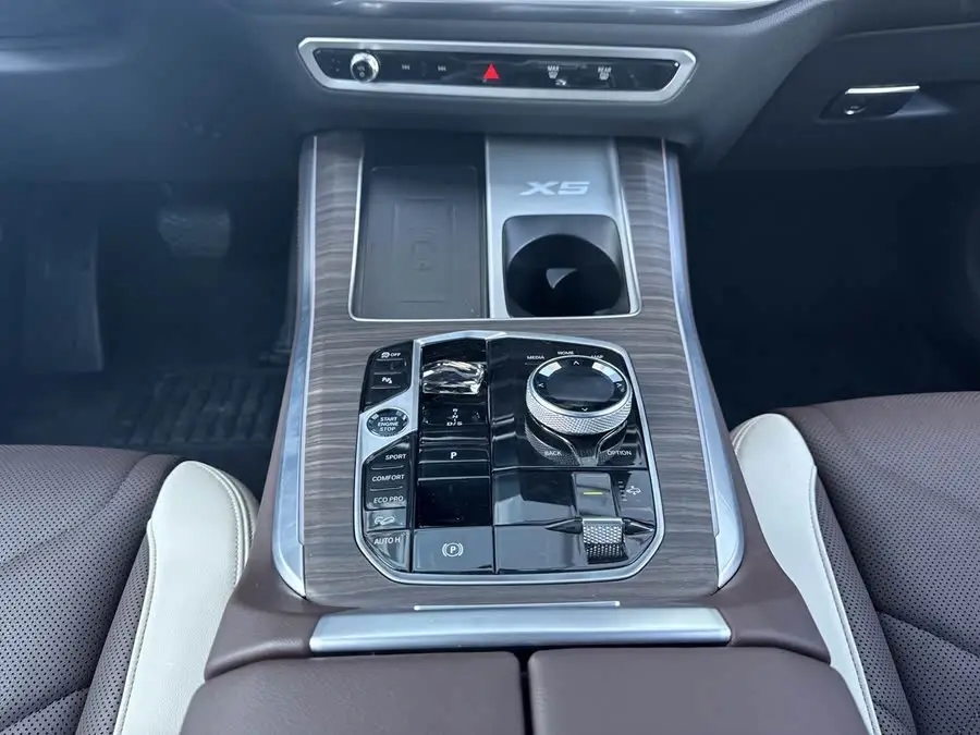 BMW X5 2023 xDrive 40Li M Sport Black Night Package