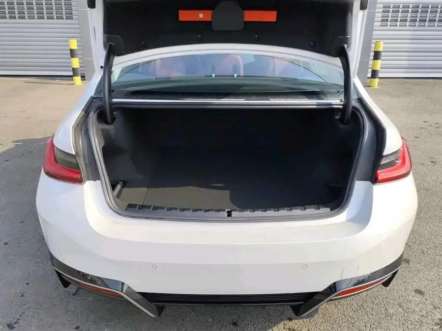 بي إم دبليو i3 2024 eDrive 40 L مجموعة الليل