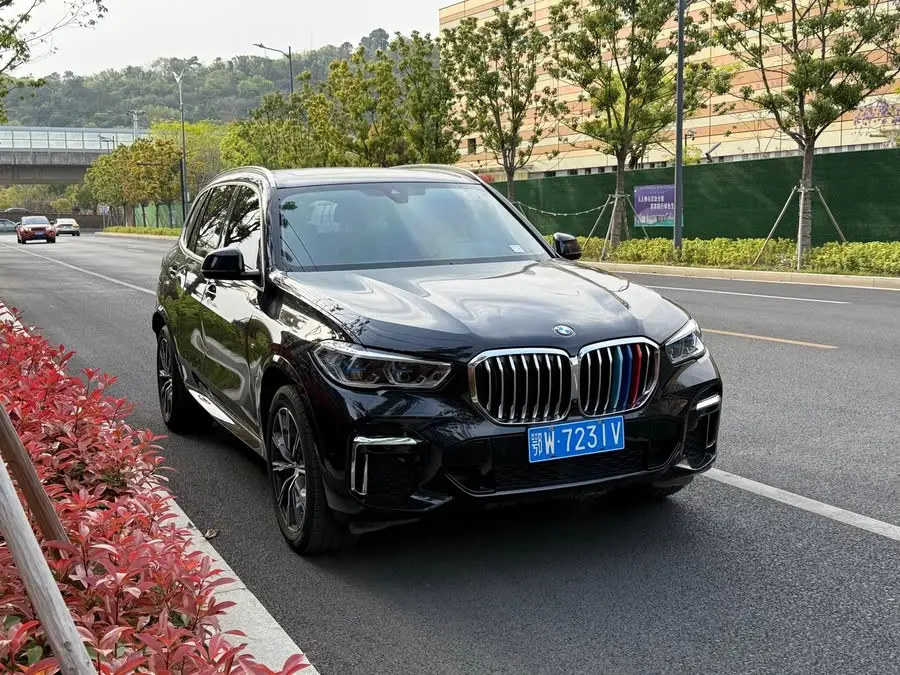 بي إم دبليو X5 طراز 2022 النسخة المعدلة xDrive 30Li حزمة M الرياضية