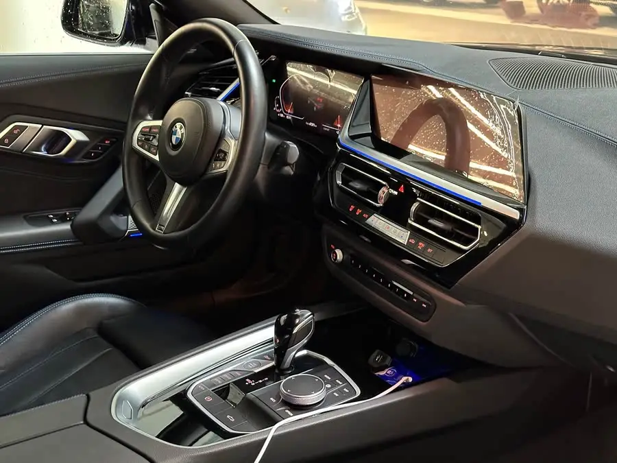 بي إم دبليو Z4 2023 sDrive 25i حزمة رياضية ليلية M