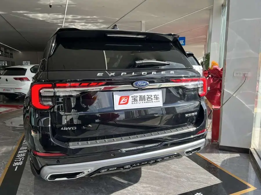 مستكشف 2024 2.3T EcoBoost دفع رباعي إصدار تيتانيوم 6 مقاعد