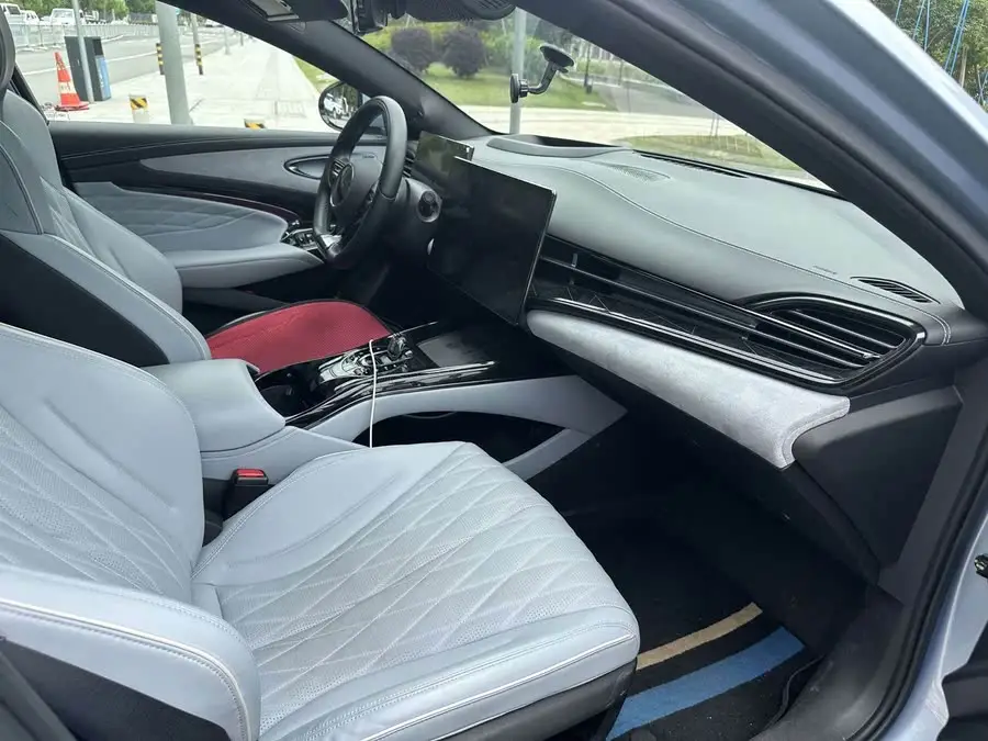 ختم 2023 إصدار بطل 700 كم متميز