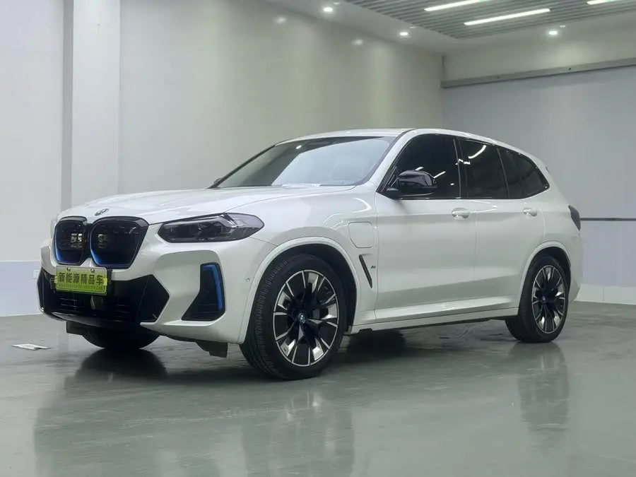 بي إم دبليو iX3 طراز 2022 إصدار القيادة