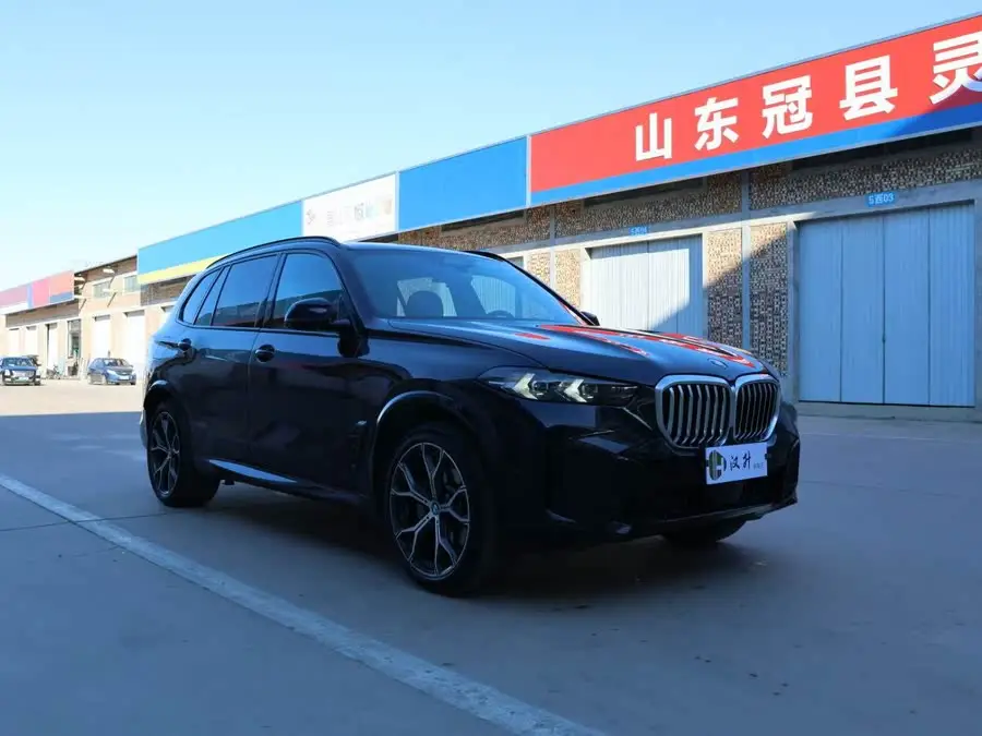 بي إم دبليو X5 2023 xDrive 30Li باقة M الرياضية الفاخرة في الليل
