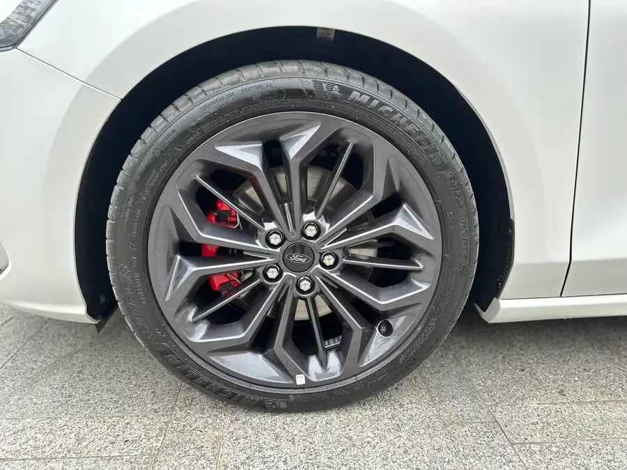 فورد فوكس 2022 هاتشباك إيكوبوست 180 أوتوماتيكي ST لاين