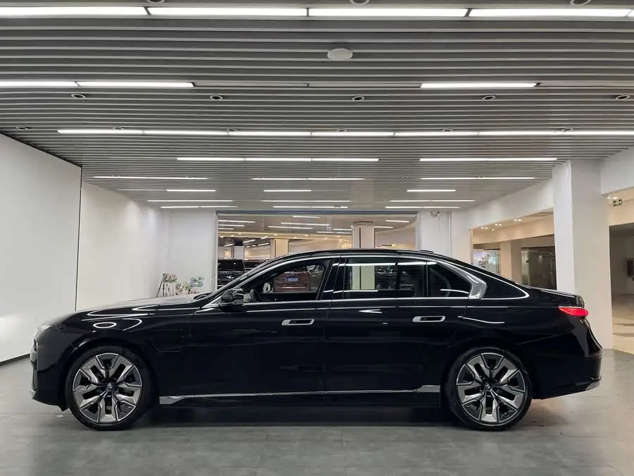 بي إم دبليو i7 2023 eDrive50L باقة فاخرة