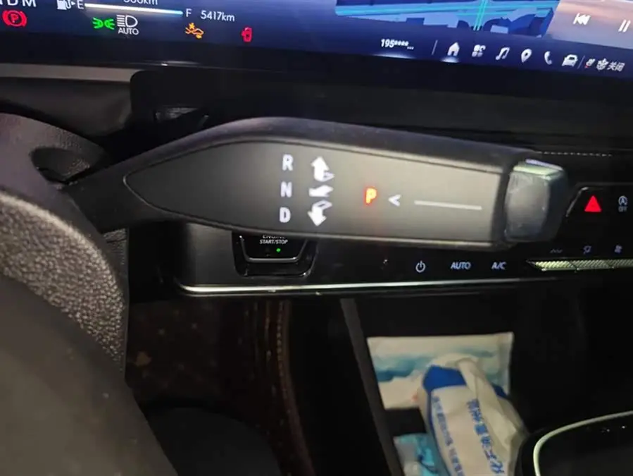 بيوك لاكروس 2023 28T بريموم