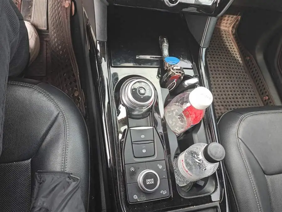 مستكشف 2020 EcoBoost 285 نسخة Titanium للدفع الرباعي 6 مقاعد