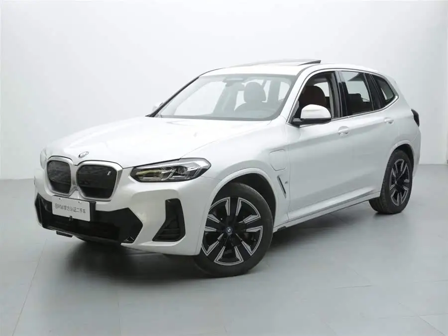 بي إم دبليو iX3 2024 الطراز الرائد