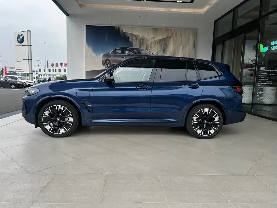 BMW iX3 2023 Leading Model