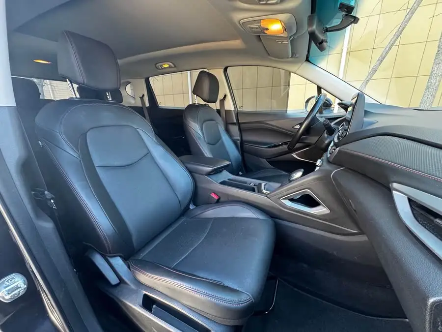 Wuling Hongguang Plus 2020 Light Hybrid 530T Automatic Enjoyable Version (5+2 Seats)