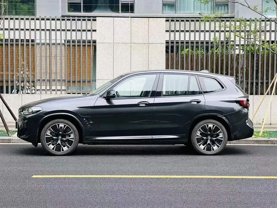 بي إم دبليو iX3 2023 إصدار رائد