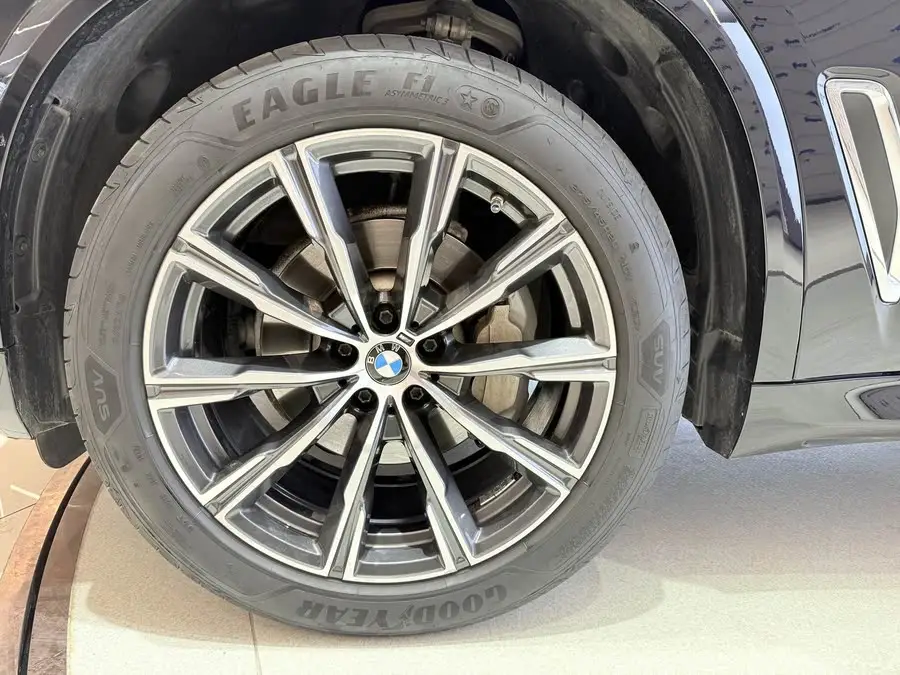 بي إم دبليو X5 2023 xDrive 30Li حزمة M الرياضية