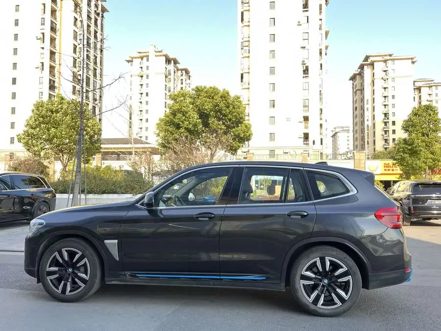 BMW iX3 2021 Leading Edition