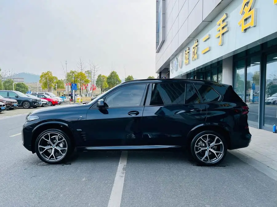 بي إم دبليو X5 2023 xDrive 30Li حزمة رياضية M الليلية